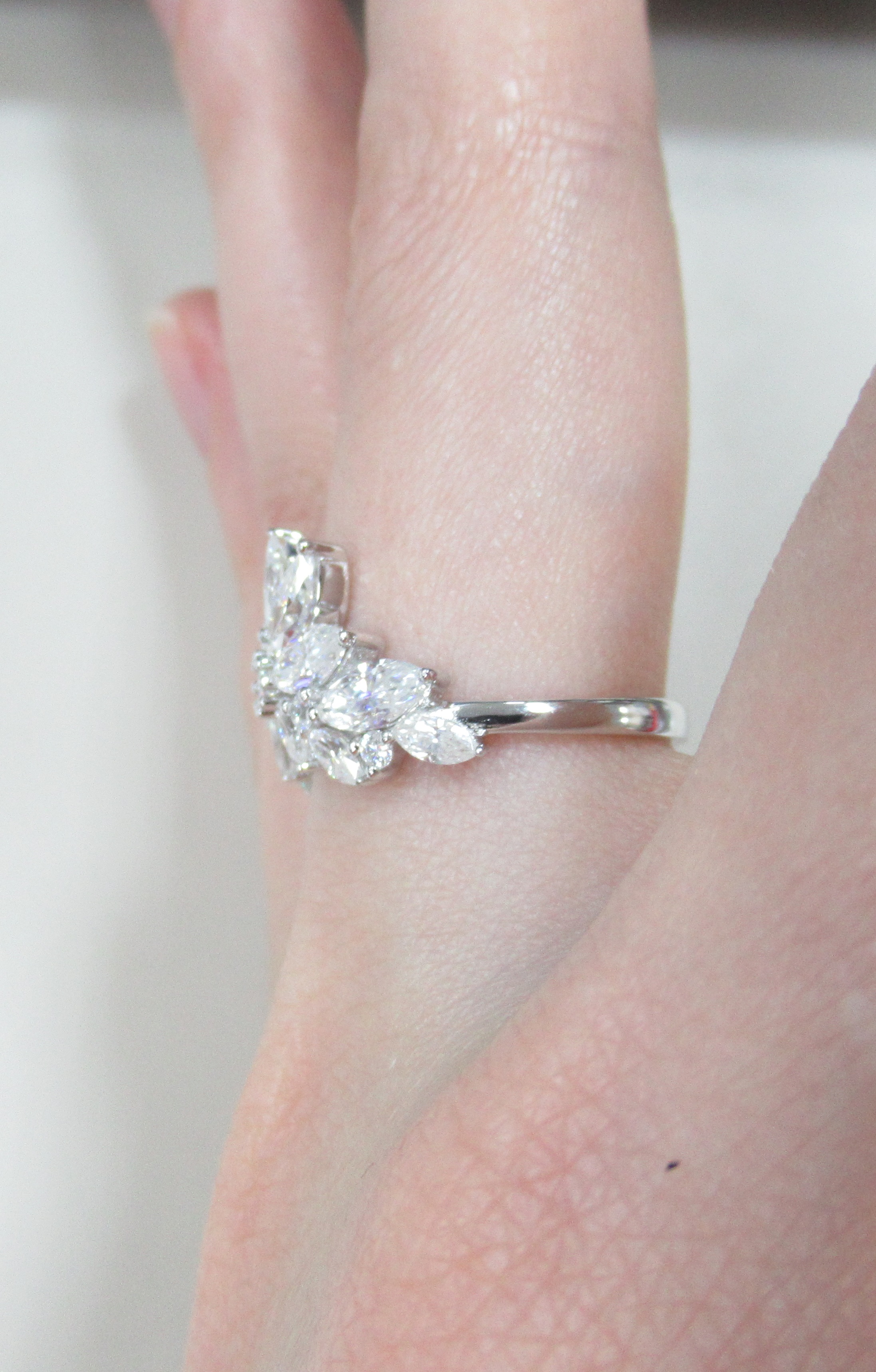 Серебряное кольцо с муассанитами